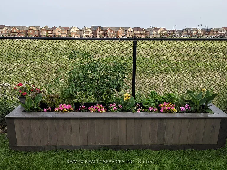 84 Bannister Cres — Photo 33