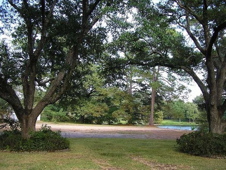 2nd image of 300 Country Club Rd
