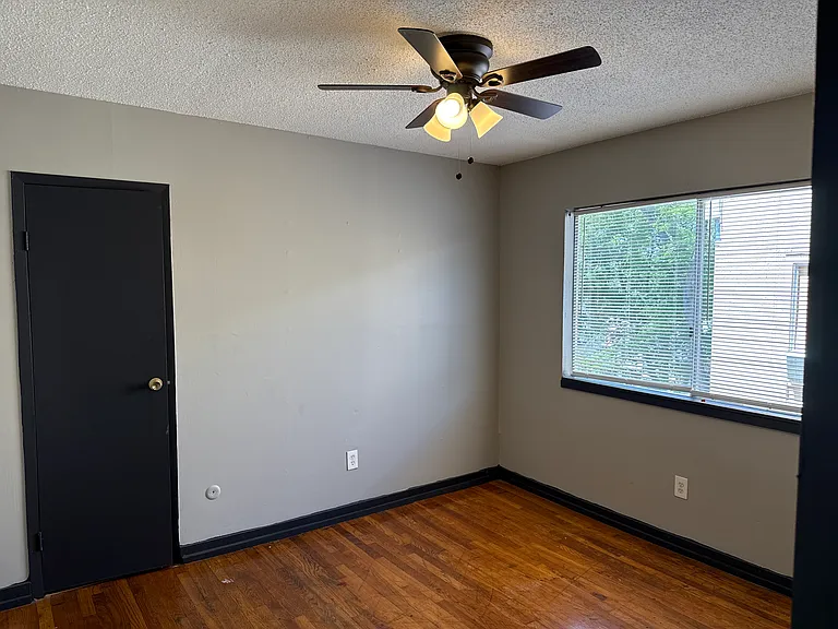 823 E 42nd St #3W — Photo 5