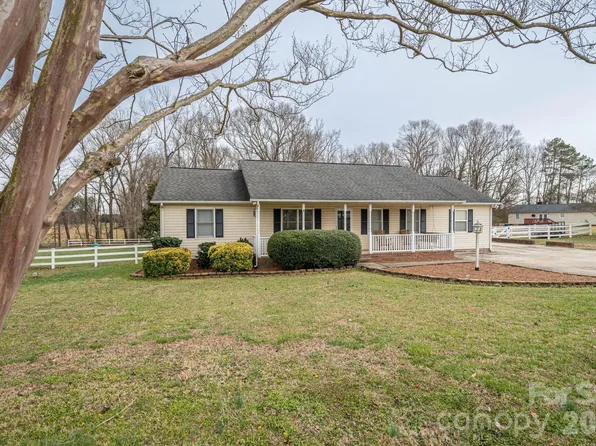 112 Pilots Ridge Dr, Bessemer City, NC 28016