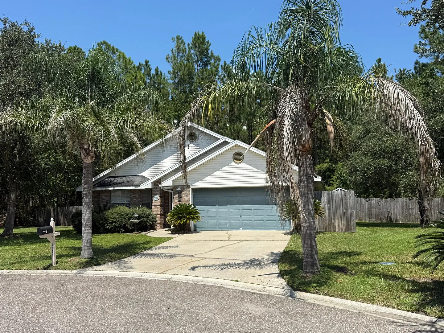 Beautiful home with Privacy! — Photo 2