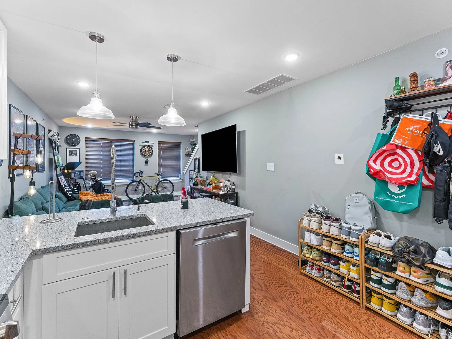 Olde Kensington 2 Bedroom Condo — Photo 4