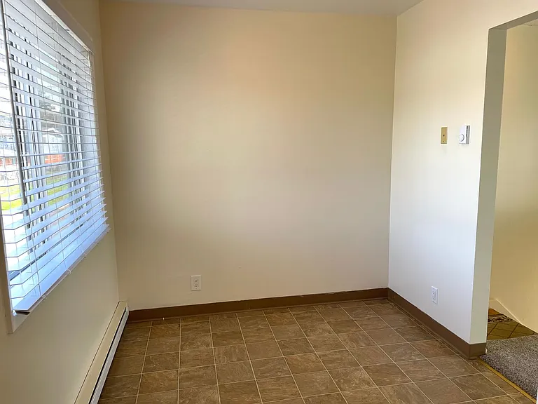 C2402 - Maple Court Apartments — Photo 58