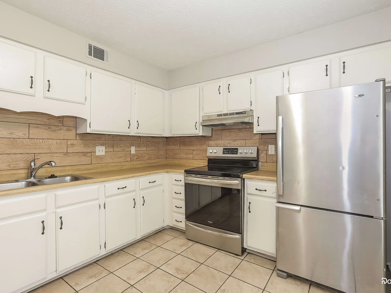 3 bed, 2.5 bath, 1868 sqft, $1,990 — Photo 3