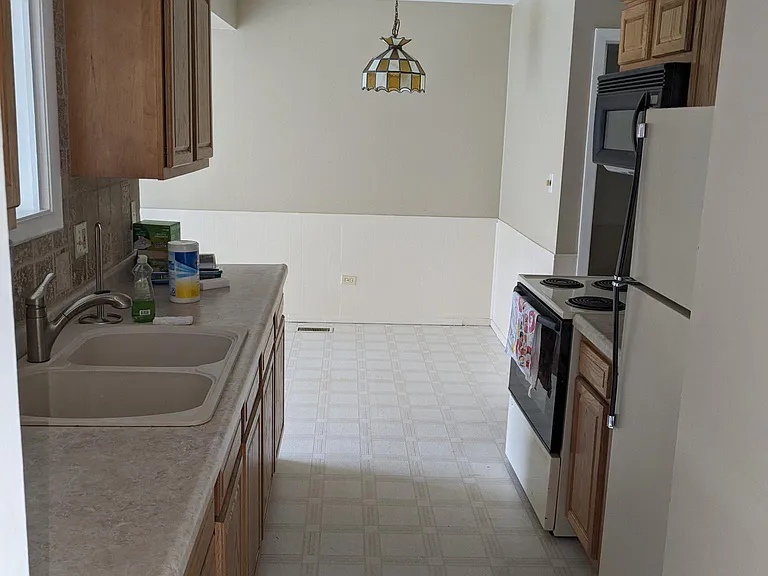 17W764 Standish Ln — Photo 4