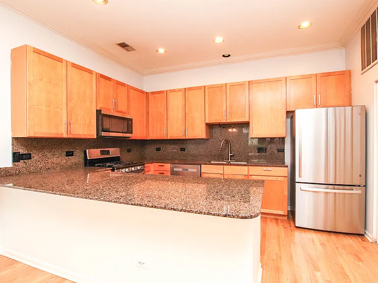 945 N Kingsbury St #119 — Photo 6
