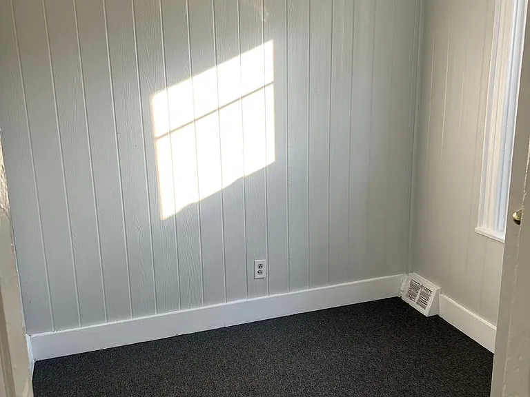 549 Howard Ave — Photo 4