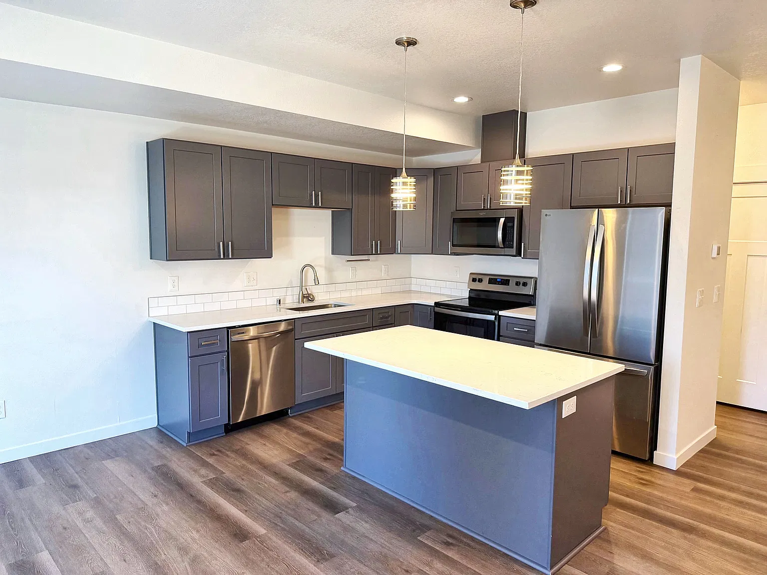 3 bed, 2.5 bath, 1460 sqft, $2,000 — Photo 4