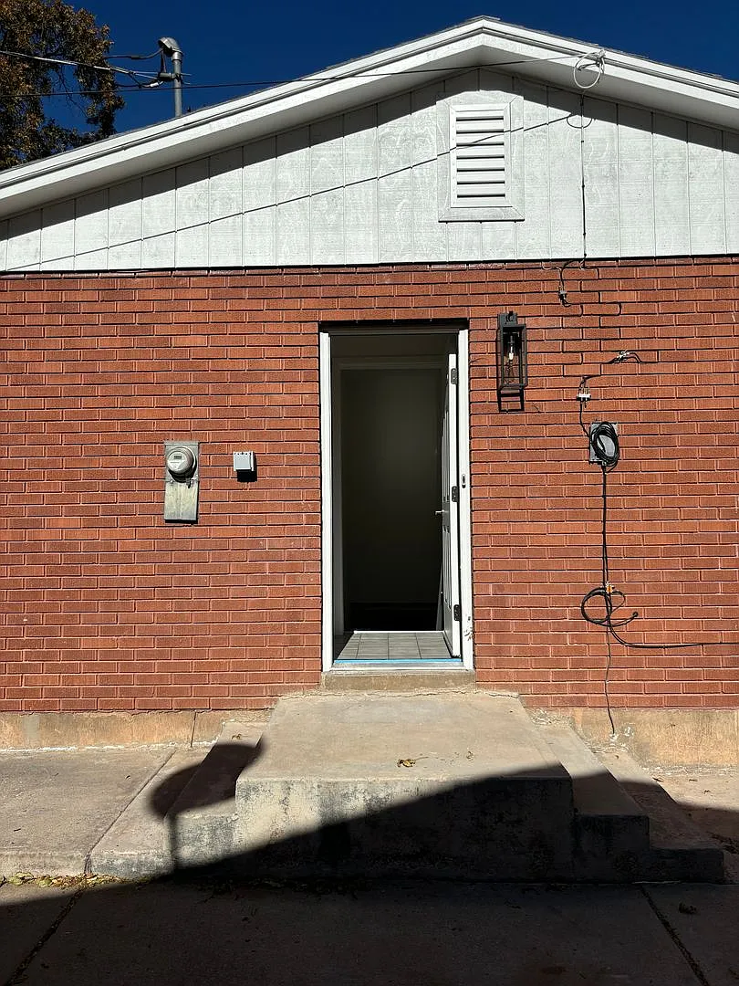 Upgraded Downstairs Duplex w/ Large Backyard! — Photo 4