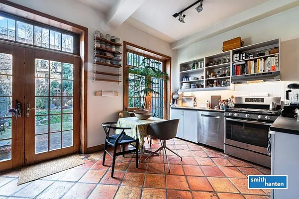 Sold by Smith Hanten Properties | media 1