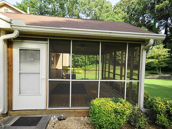 4th image of 3323 Columbus Dr