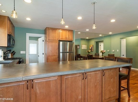 4th image of 820 N Fernandez Ave