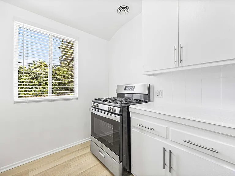 Hollyview Apartments — Photo 11
