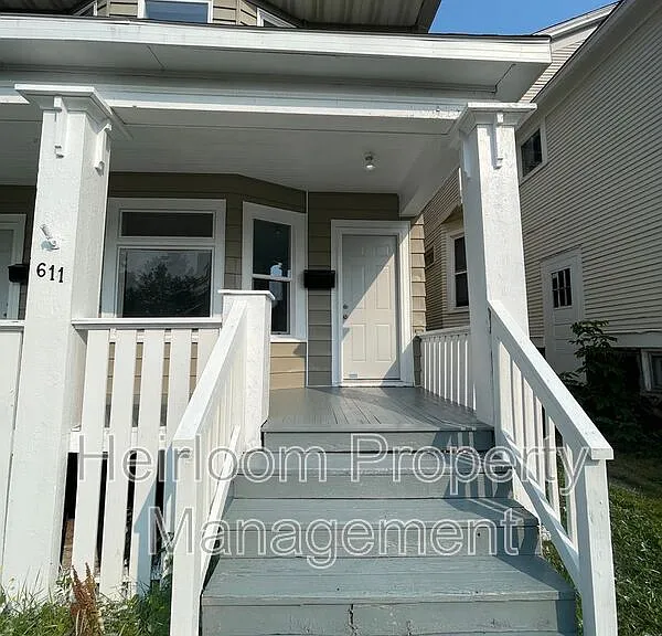 611 E 6th St #2 — Photo 1