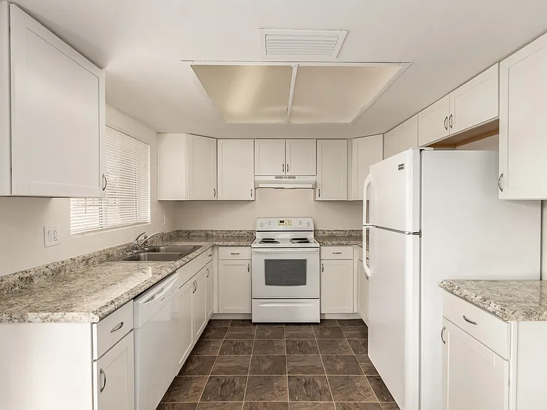 27 W Concorda Dr #104 — Photo 5