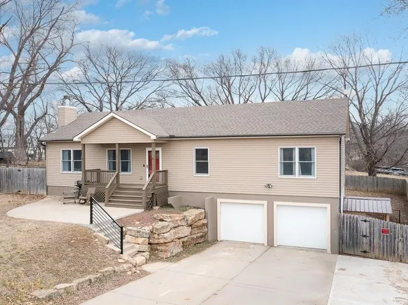 909 N 142nd St, Bonner Springs, KS 66012