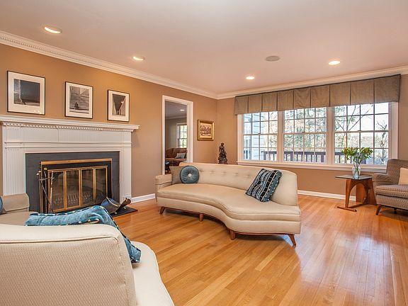 3rd image of 19 Rectory Ln