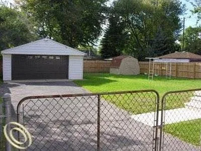 3 bed, 1000 sqft, $1,600 — Photo 3