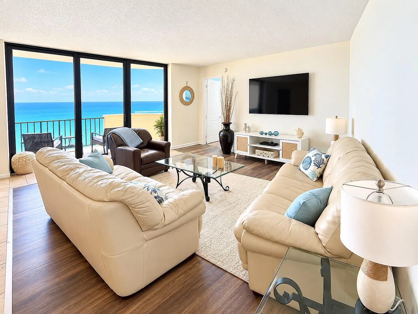 2 bed, 2.0 bath, 1219 sqft, $7,500 — Photo 3