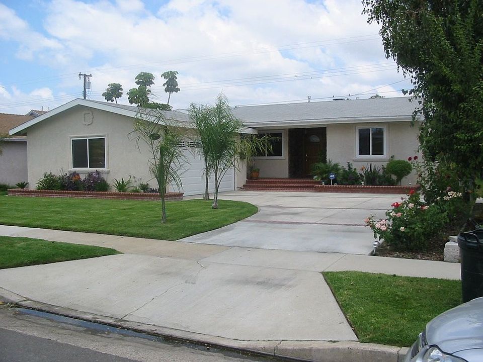 Nice Yard with Tropical Plants