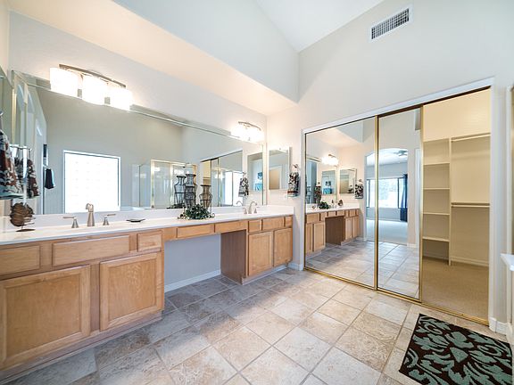 5th image of 3711 S Vista Pl