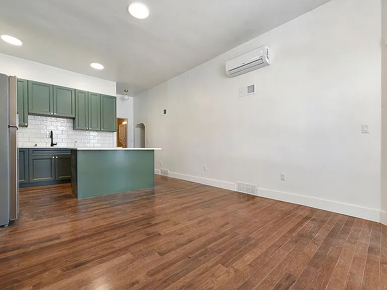 811 West St — Photo 2