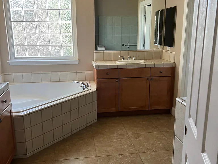 2766 Robb Dr — Photo 2