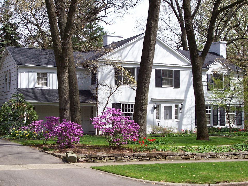 1st image of 920 Cambridge Dr SE