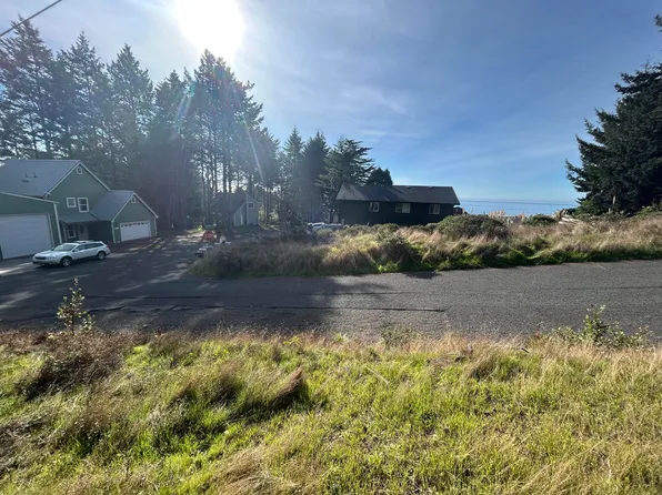 155 Seafoam Rd, Whitethorn, CA 95589