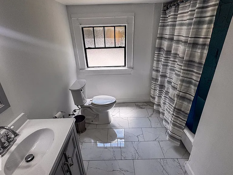Spacious 3bd/3ba on Broadway! — Photo 5
