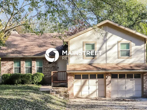 209 Valley Dr, Lansing, KS 66043
