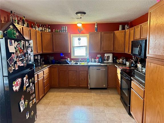 5th image of 107 E Maple St