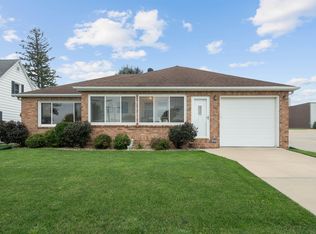 311 Johnson St NW, Cascade, IA 52033