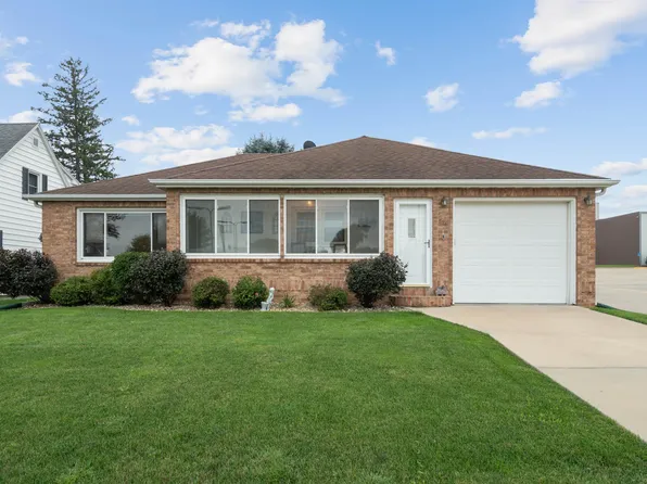 311 Johnson St NW, Cascade, IA 52033
