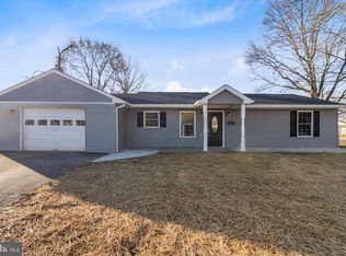 215 Farmbrook Dr, Levittown, PA