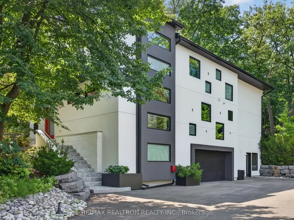 8 Breezewood Dr, Toronto, ON M8Y 2C1