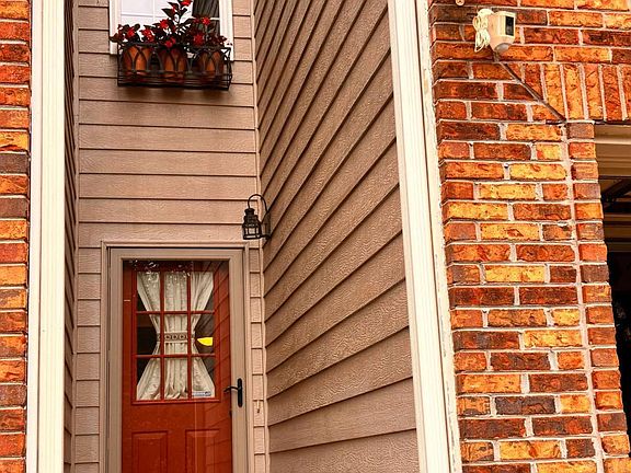 2nd image of 868 Edgewater Cir