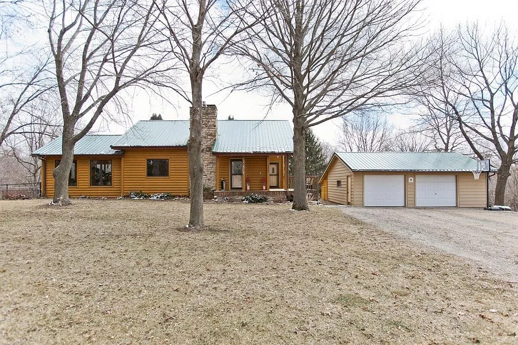 1320 Southview Ln NE photo 1