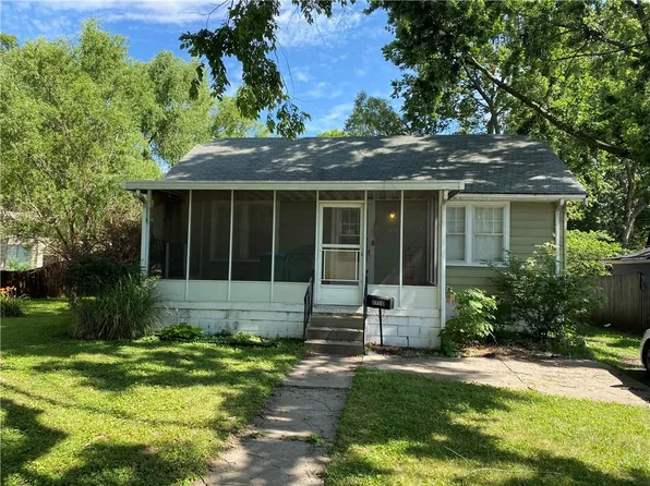 2710 W 49th St, Westwood, KS 66205