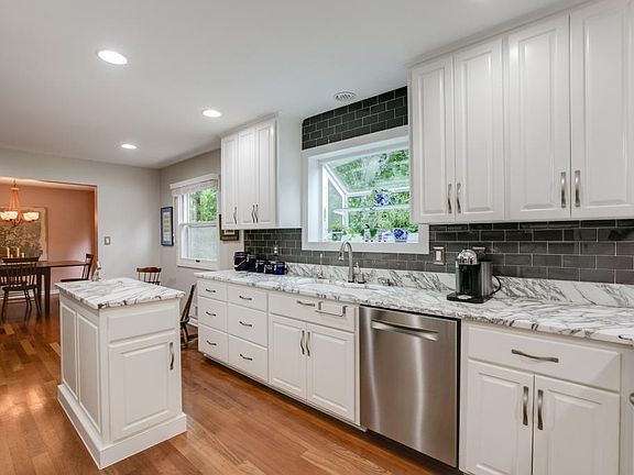 5th image of 429 Birchwood Ct