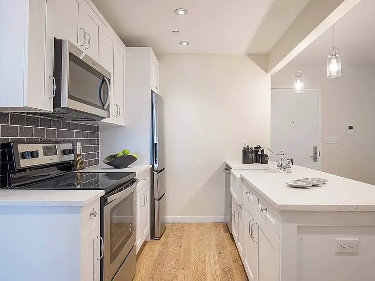 1084 Rogers Ave #4E — Photo 3