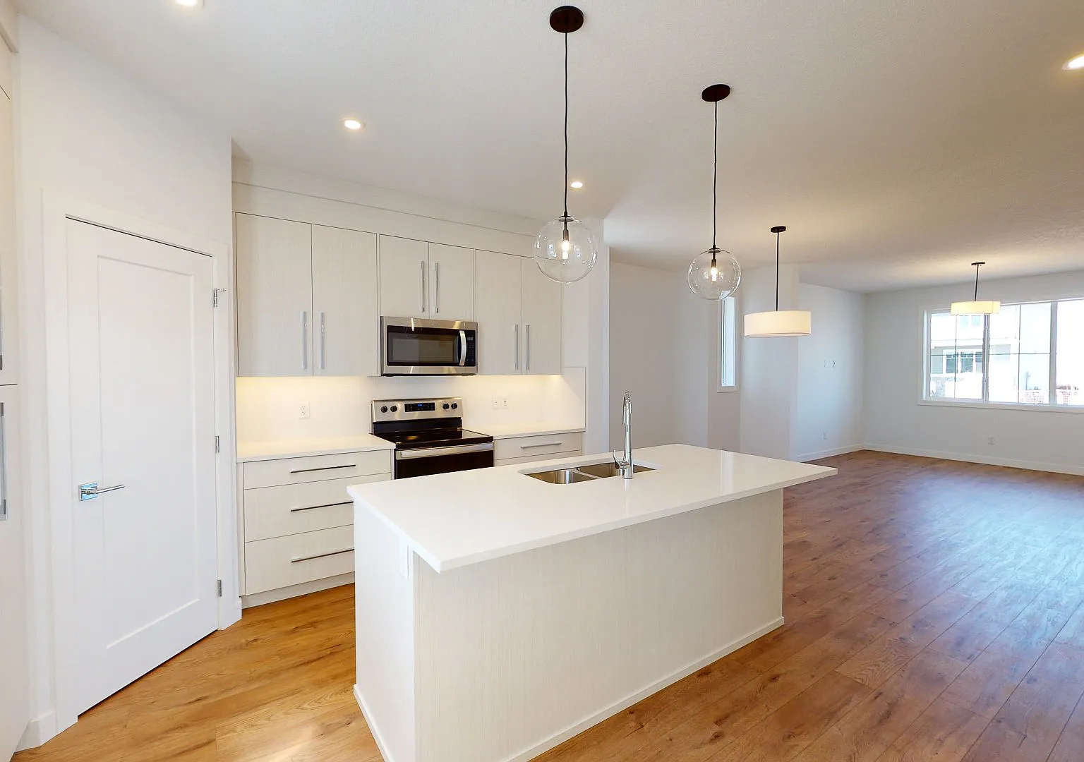 128 Chelsea Glen — Photo 1