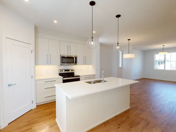 128 Chelsea Gln, Chestermere, AB T1X 2P4