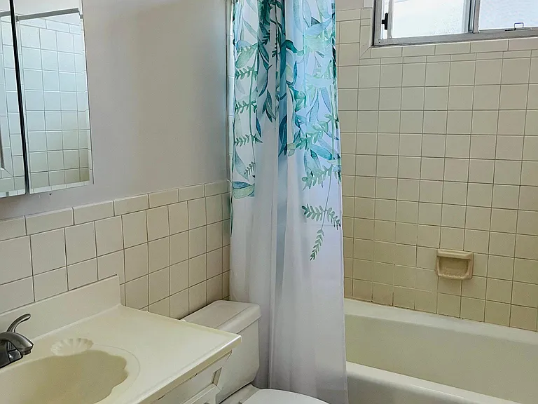 636 N Flores St #4 — Photo 17