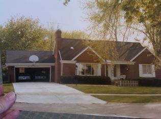 1221 Fairholme Rd, Grosse Pointe Woods, MI 48236