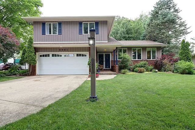 2001 Robert Dr photo 1