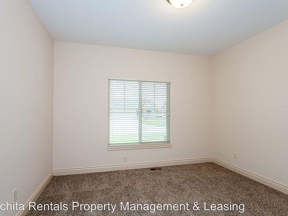 4th image of 934 W Threewood Ct