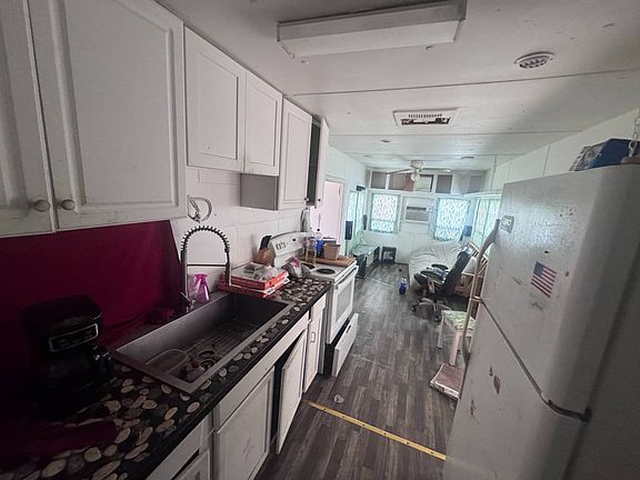 2nd image of 4115 Aurora Rd #18