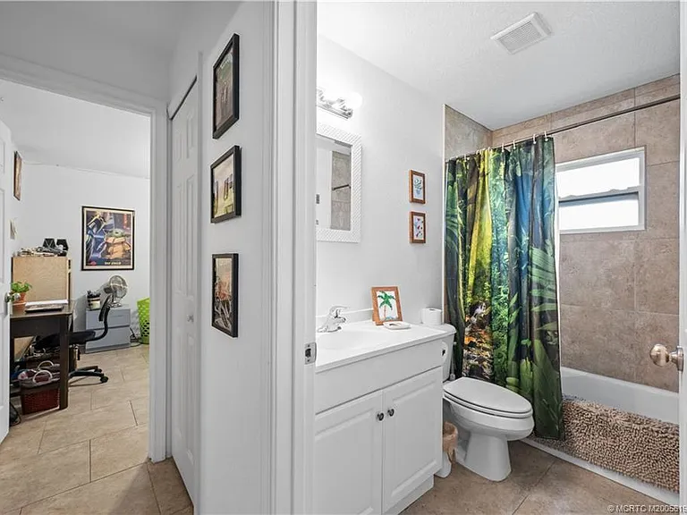 1529 NE Sunview Ter — Photo 18