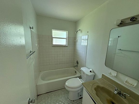 3rd image of 3002 SE Camino Ave